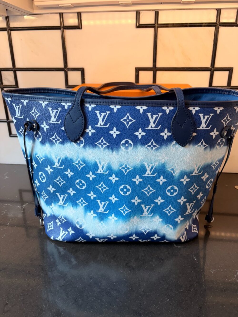 Louis Vuitton - Picture 2 of 5
